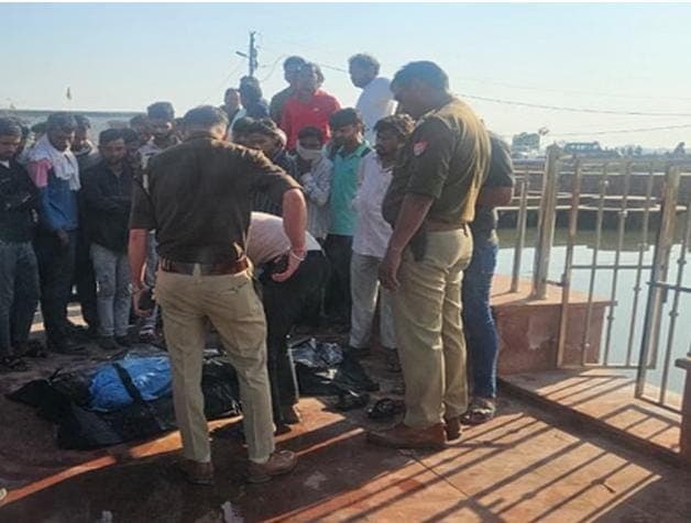 Agra News: तालाब में युवक की लाश मिलने से सनसनी, पांच घंटे बाद युवती ने भी लगाई छलांग समय रहते बचाई गई युवती की जान