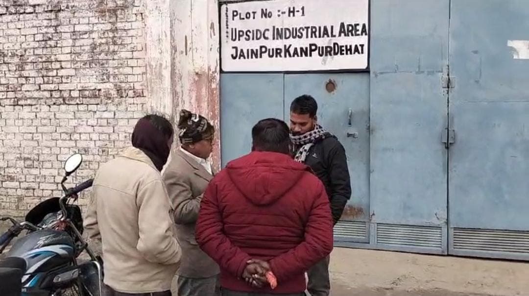 Kanpur Dehat: रिहायशी इलाके में ‘जहर’ उगल रही प्लास्टिक फैक्ट्री, पांच साल से जिम्मेदार खामोश