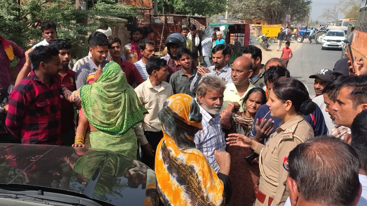 Mainpuri News: गैस सिलेंडर न मिलने पर महिलाओं ने सड़क पर बैठ लगाया जाम
