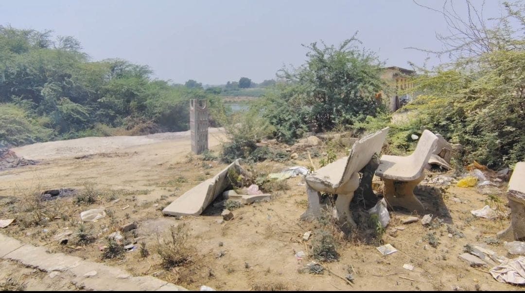 Agra News: बटेश्वर श्मशान घाट की बदहाली पर फूटा जनाक्रोश, जनप्रतिनिधियों के वादे साबित हुए खोखले