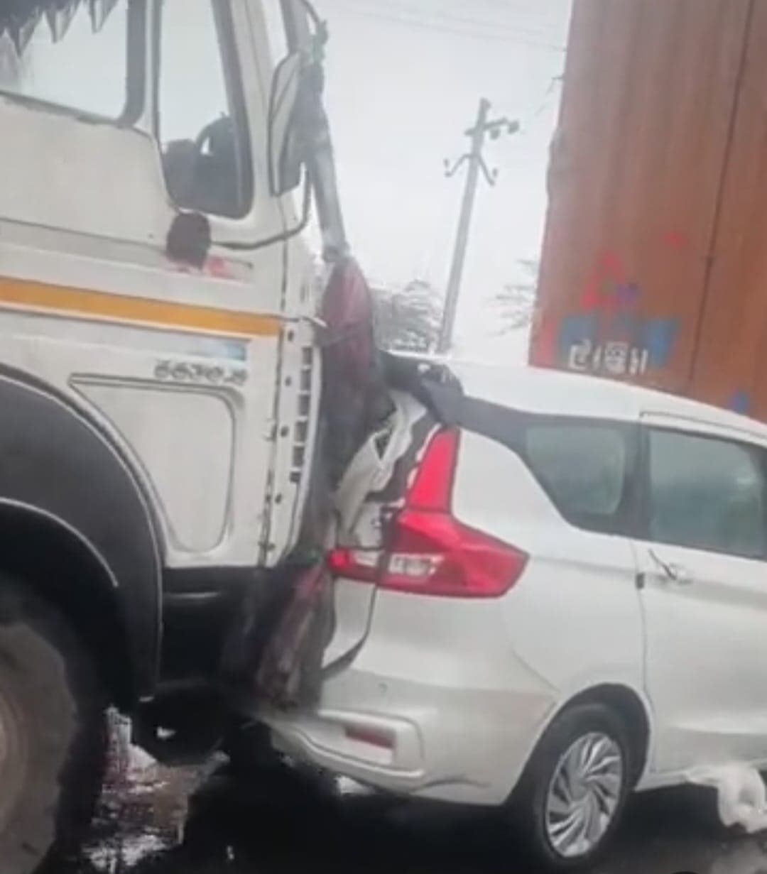 Hathras News: हाथरस में हाईवे पर बारिश से फिसलन, कई वाहन आपस में भिड़े, यात्री घायल