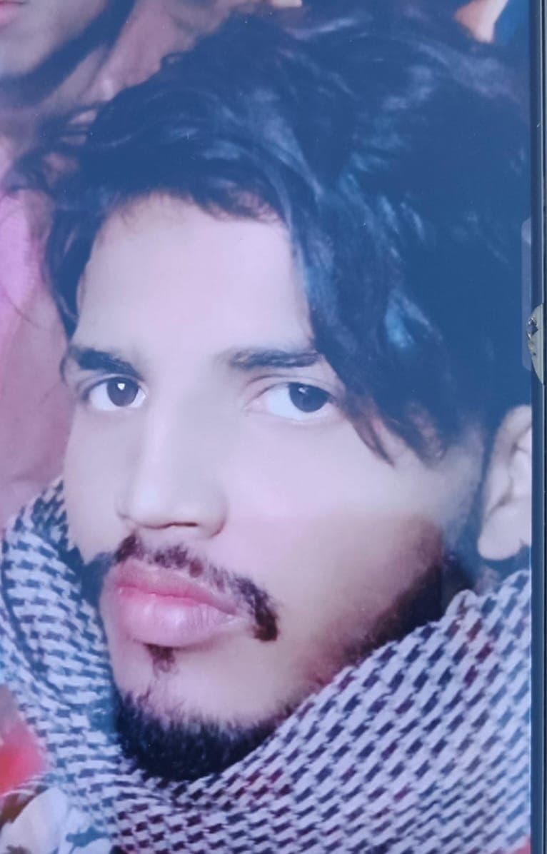 Hathras News: बरसै गोलीकांड घायल युवक ने आगरा में तोड़ा दम, गांव में पसरा मातम