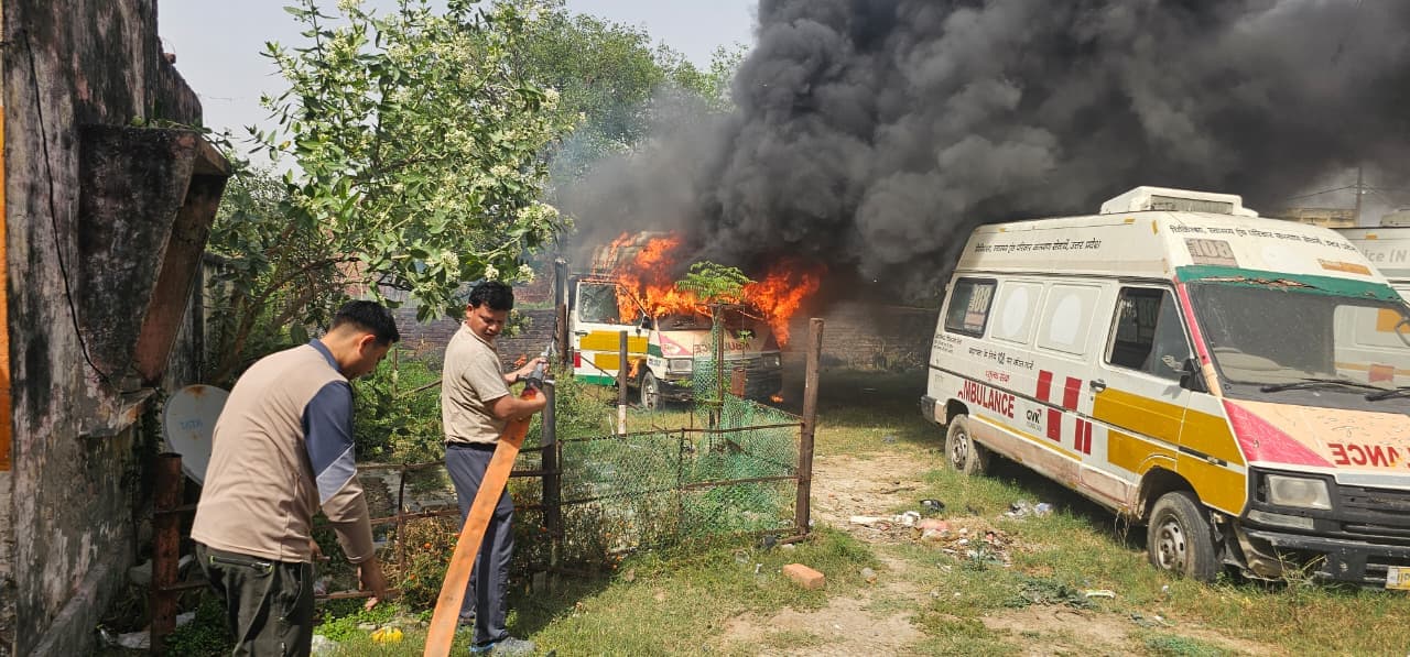 Mainpuri News: सीएचसी पर खड़ी एम्बुलेंस में लगी आग जलकर खाक, फायर ब्रिगेड कर्मियों ने बुझाई आग