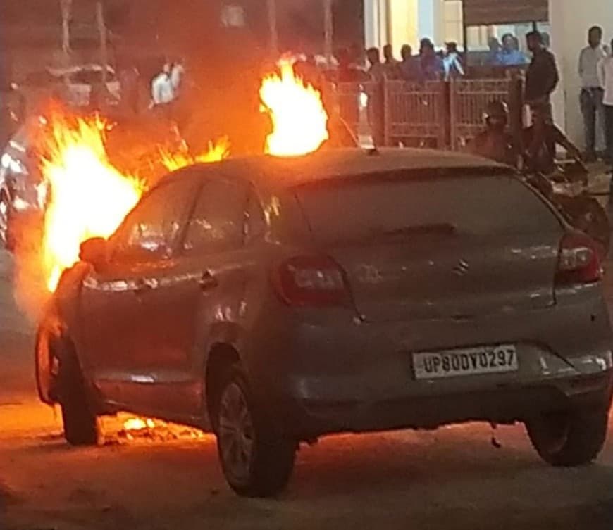 Agra News: चलती कार में आग लगने से चर्च रोड पर अफरा-तफरी,  फायर ब्रिगेड ने पाया काबू
