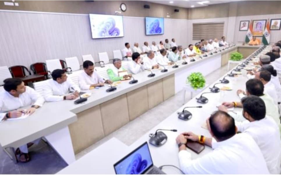 Lucknow News: सप्ताह में एक दिन सार्वजनिक परिवहन का उपयोग करें मंत्रीगण: मुख्यमंत्री
