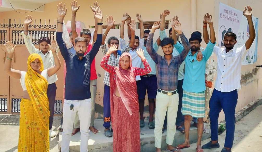 Mainpuri News: पंचायत मतदाता सूची से नाम गायब होने पर ग्रामीणों का प्रदर्शन