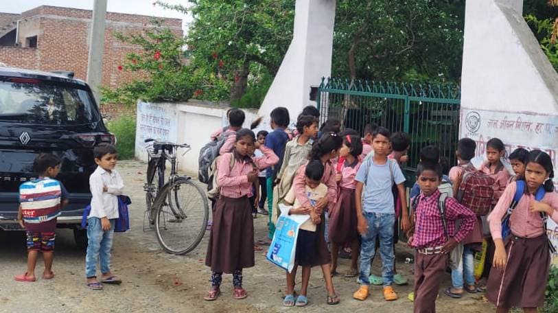Mainpuri News: स्कूल बंद, शिक्षक गायब, बीएसए ने नही उठाया फोन
