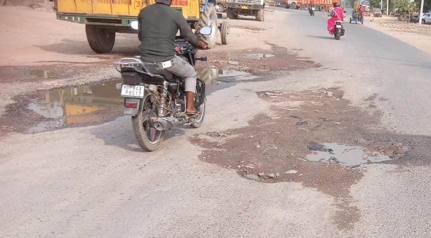 Mainpuri News: जीटी रोड पर गहरे गढड़े दे रहे हादसे को आमंत्रण