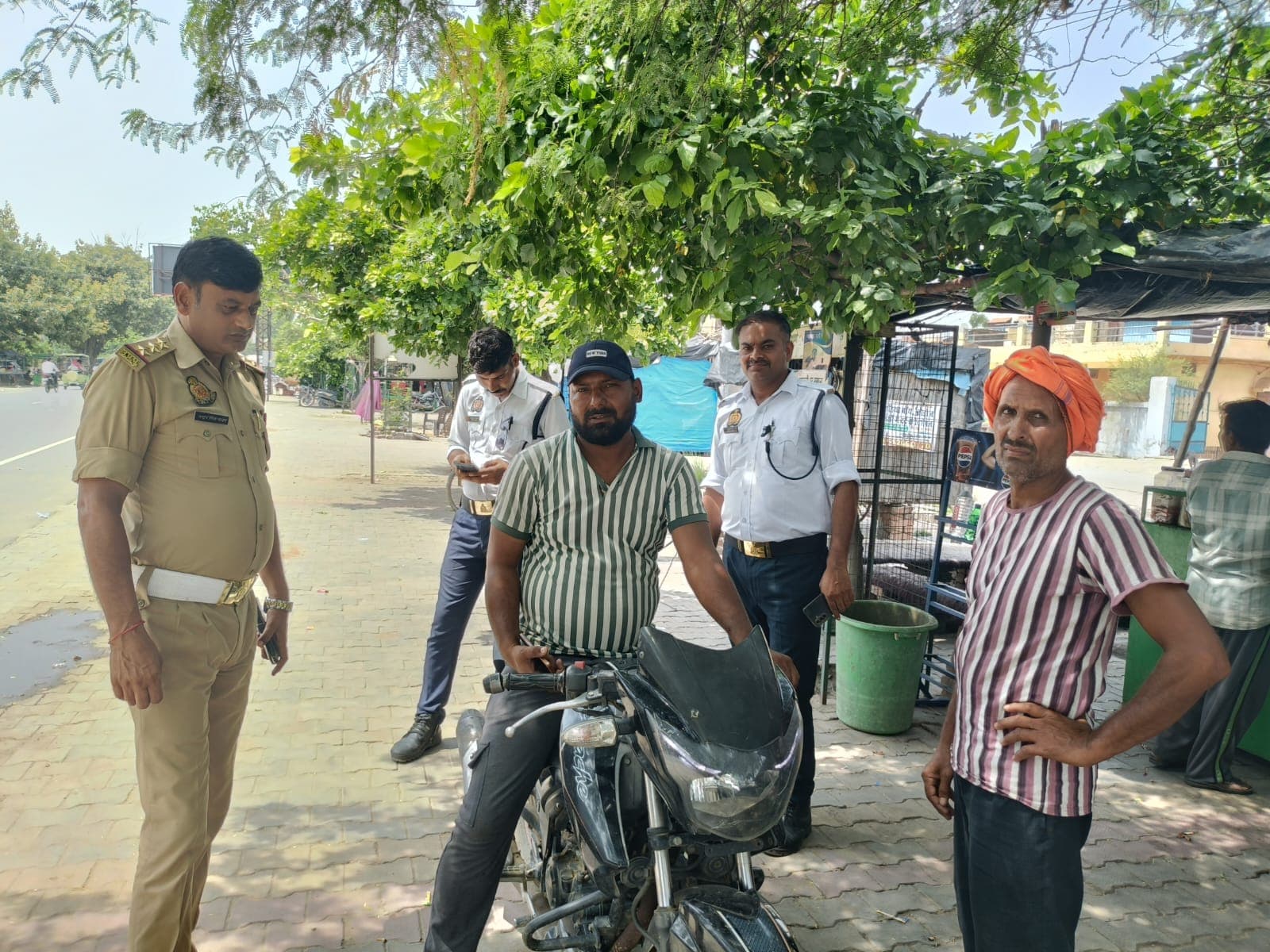 Hathras News: विशेष चेकिंग अभियान में चार बाइक सीज बिना नंबर प्लेट और फर्जी नंबर वाले वाहनों पर कार्रवाई, यातायात नियमों के प्रति किया जागरूक