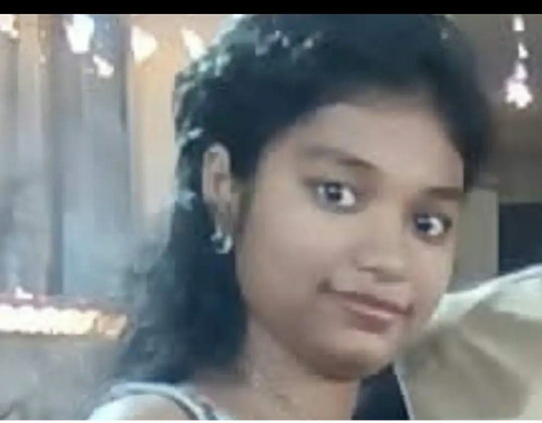 Hathras News: मेडिकल की तैयारी कर रही छात्रा की मौत पर फूटा गुस्सा
तालाब ओवरब्रिज पर मानव श्रृंखला बनाकर प्रदर्शन, सुरक्षा इंतजामों की मांग