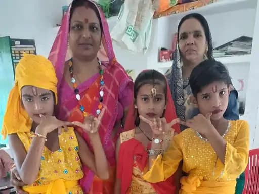 Mainpuri News: घिरोर के परिषदीय विद्यालयों में दही हांडी प्रतियोगिता जन्माष्टमी पर छात्र-छात्राओं ने राधा-कृष्ण बनकर दी मनमोहक प्रस्तुति