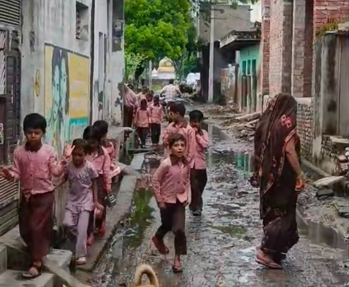 Hathras News: अमरपुर घना की मुख्य सड़क बदहाल, ग्रामीणों और स्कूली बच्चों का निकलना हुआ मुश्किल