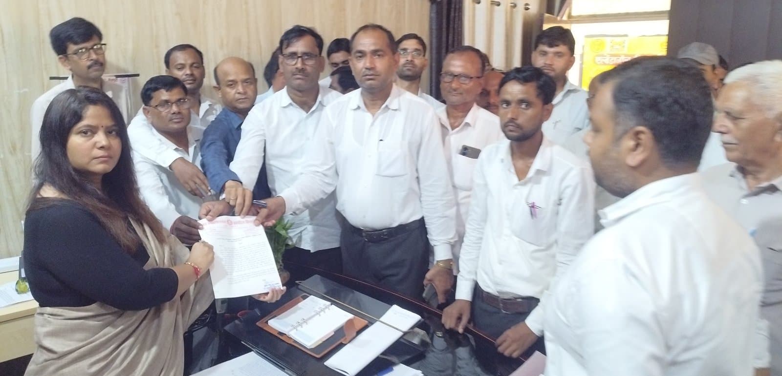 Mainpuri News: अधिवक्ता के साथ मारपीट, लूट से वकीलों में आक्रोश
किशनी तहसील के वकीलों ने एसडीएम को सौंपा ज्ञापन