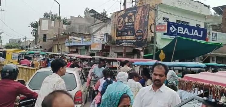 Mainpuri News: आश्रम रोड पर अतिक्रमण से यातायात व्यवस्था ध्वस्त, मदार दरवाजे पर भीषण जाम से हाहाकार!
