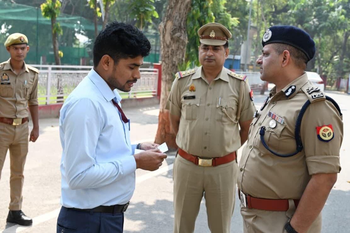 Agra News: एमएलसी चुनाव का मतदान शांतिपूर्ण संपन्न कराने को पुलिस रही मुस्तैद पुलिस कमिश्नर और डीसीपी ने परखे सुरक्षा इंतजाम

