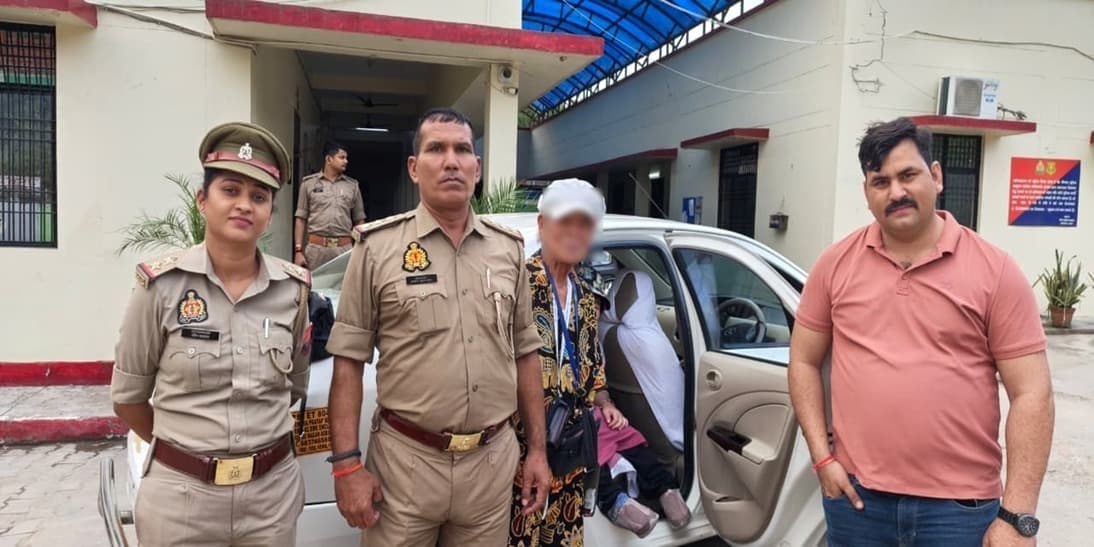 Agra News: जापानी बुजुर्ग पर्यटकों की मददगार बनी आगरा पुलिस, खोजकर लौटाया टैक्सी में छूटा कीमती सामान