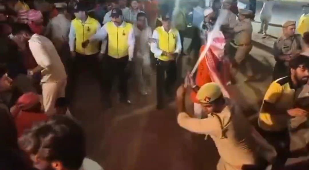 Alighar News: बैरिकेडिंग तोड़ने और धक्का-मुक्की के बाद पुलिस ने किया लाठीचार्ज