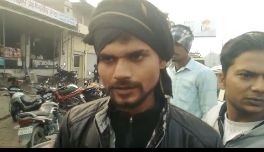  Hathras News:सासनी गेट चौराहे पर ट्रैफिक कर्मी की दबंगई, बाइक सवार को जड़ा तमाचा