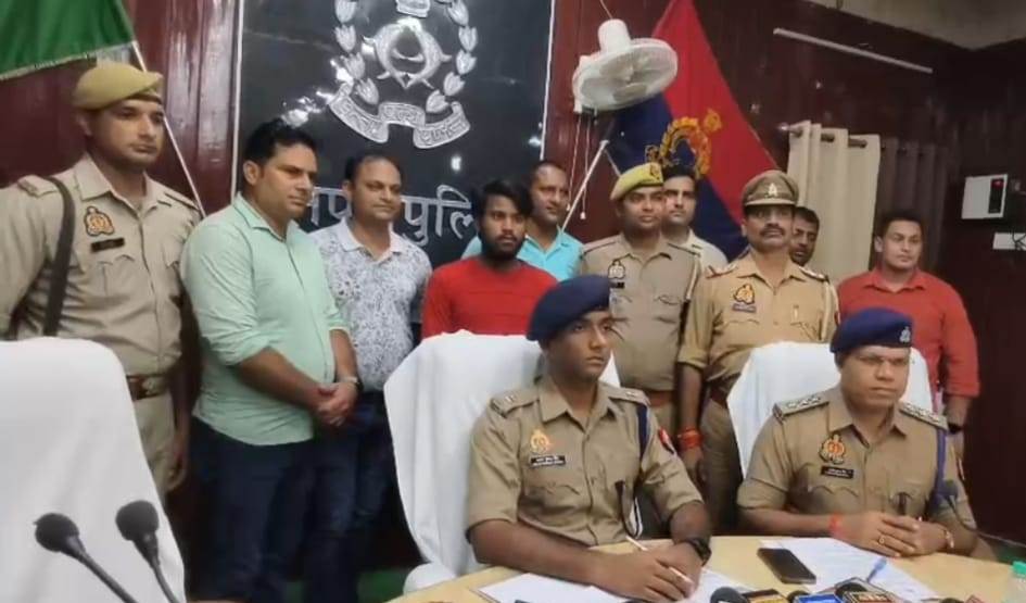 Mainpuri News:अनियंत्रित होकर बस पलटी, 30 से अधिक यात्री घायल