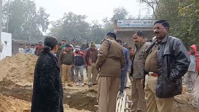 Mainpuri News:निर्माणाधीन नाले की दीवार गिरी, दबकर मजदूर की मौत दो मजदूर गंभीर घायल, एक को सैफई पीजीआई रेफर किया