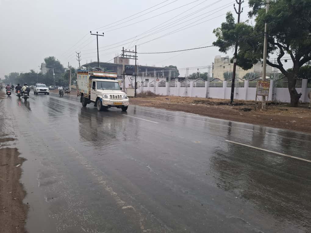 Hathras News:ठंडी हवा और रिमझिम बारिश किया ठंड का आगाज