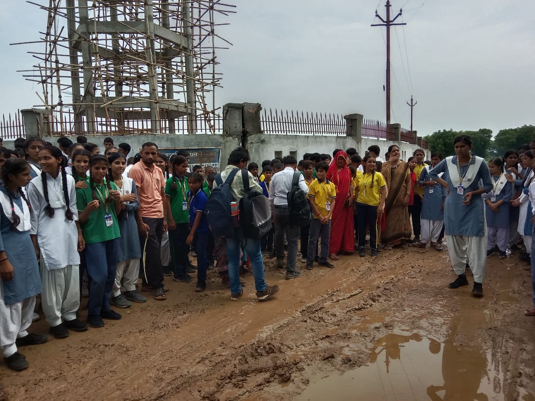 Hathras News:जलभराव व कीचड़ से परेशान छात्रों ने किया प्रदर्शन