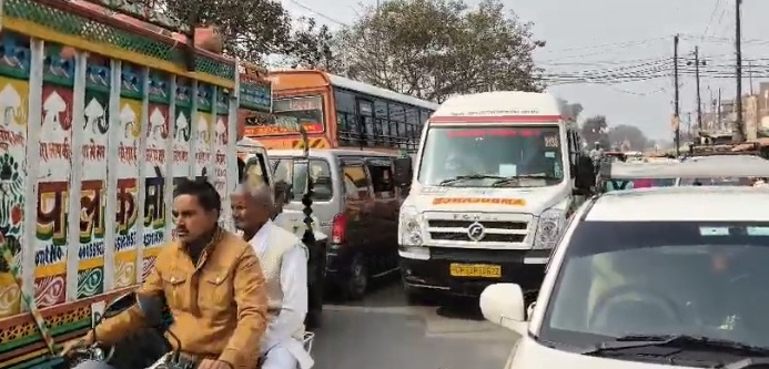Mainpuri News:कुरावली में जाम के झाम में 15 मिनट फंसी रहीं एंबूलेंस जीटी को नहीं मिल पा रहीं जाम के झाम से निजात, जिम्मेदार मौन