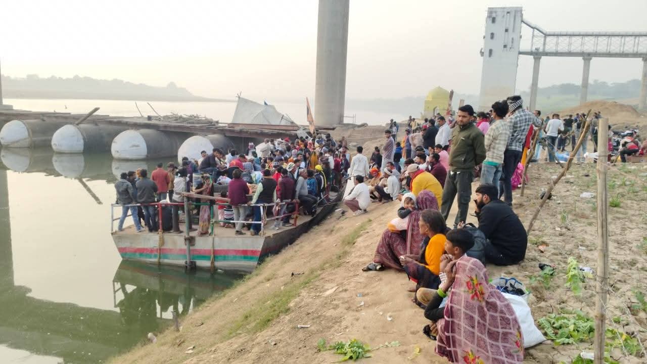 Agra News:स्टीमर की बैटरी फटी, यात्रियों में मच गई चीख पुकार चम्बल नदी पर दो घंटा बंद रहा स्टीमर