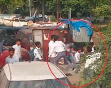 Hathras News:अक्रूर इंटर कॉलेज के बाहर फिर छात्रों में मारपीट, वीडियो वायरल