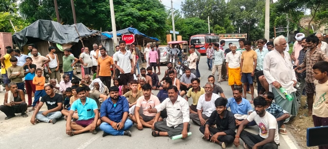 Mainpuri News:मंदिर की दीवार तोड़ने से नाराज ग्रामीणों का फूटा आक्रोश