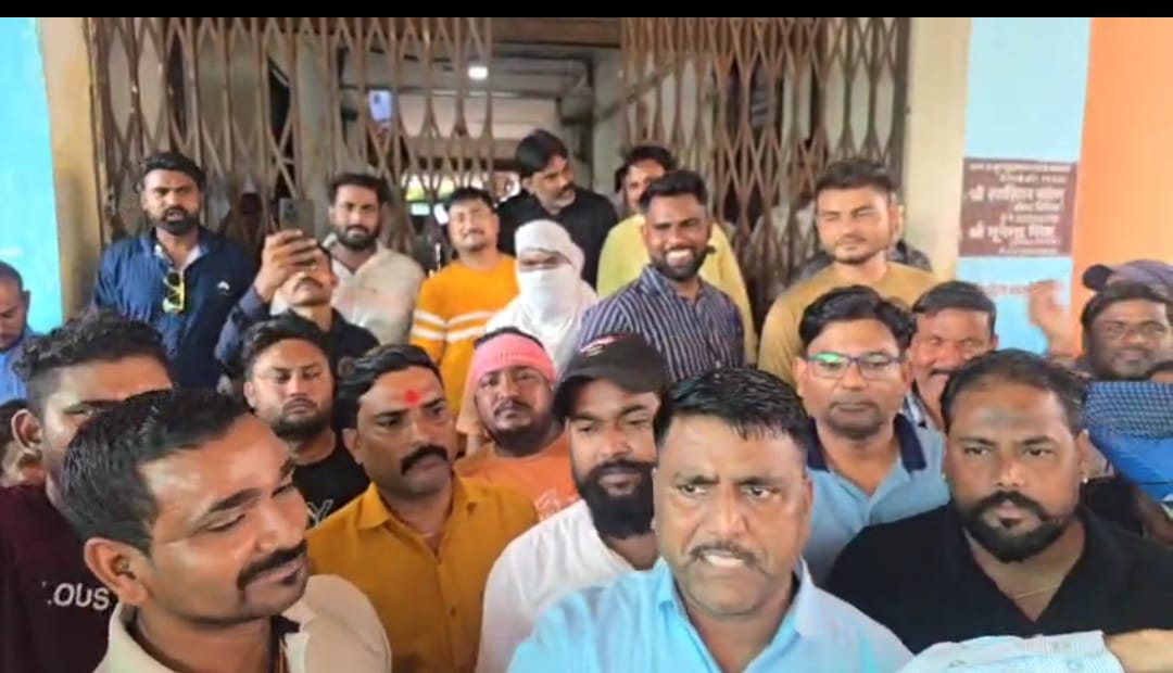 Agra News:भाजपा विधायक के रिश्तेदार से विवाद के बाद निगम कर्मचारियों पर मुकदमा, आक्रोश में सफाई कर्मियों की हड़ताल