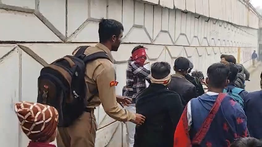 Hathras News:रामबाग कॉलेज के बाहर छात्रों के दो गुटों में मारपीट, मचा हड़कंप