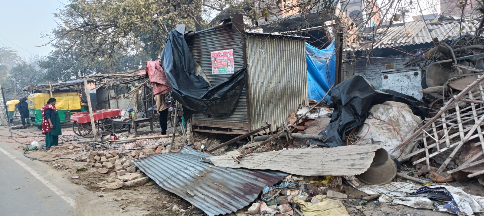 Mainpuri News:तेज रफ्तार ट्रक बिजली पोल में घुसा, पोल 20 फुट दूर गिरा  टक्कर होते ही मची चीख पुकार