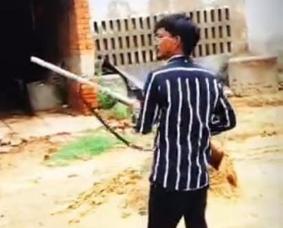 Agra News:देवा ठाकुर का साथी आयुष्मान चौहान उर्फ गोलू बोला पूरा इलाका फूंक दूंगा