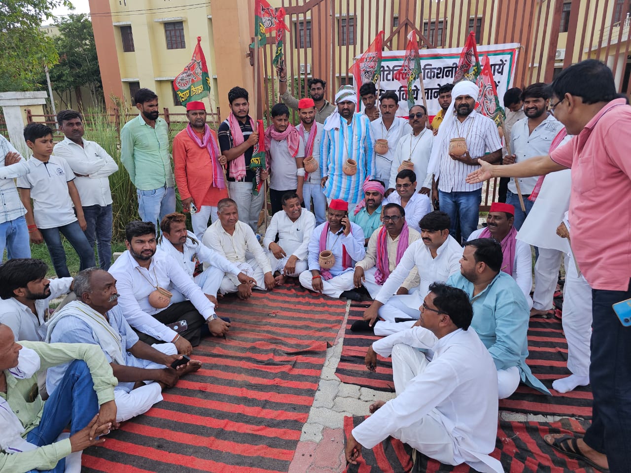 Mainpuri कॉलेज में शिक्षण कार्य शुरू न होने पर विधायक धरने पर बैठे