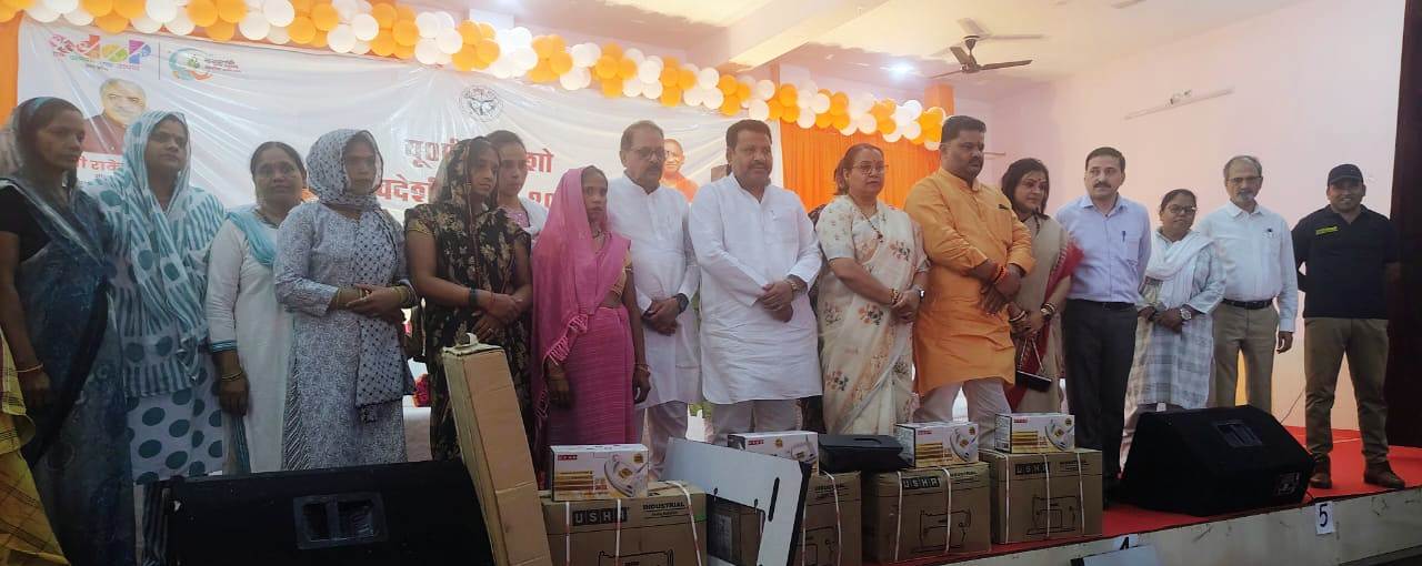 Hathras News:स्वदेशी मेला में &lsquo;स्वदेशी अपनाओ, देश को आत्मनिर्भर बनाओ&rsquo; का संदेश