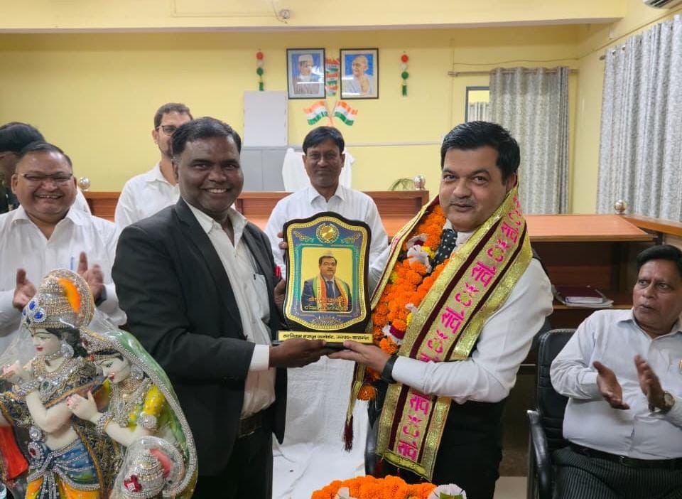 Kasganj News:विदाई समारोह में न्यायाधीश का किया अभिनंदन