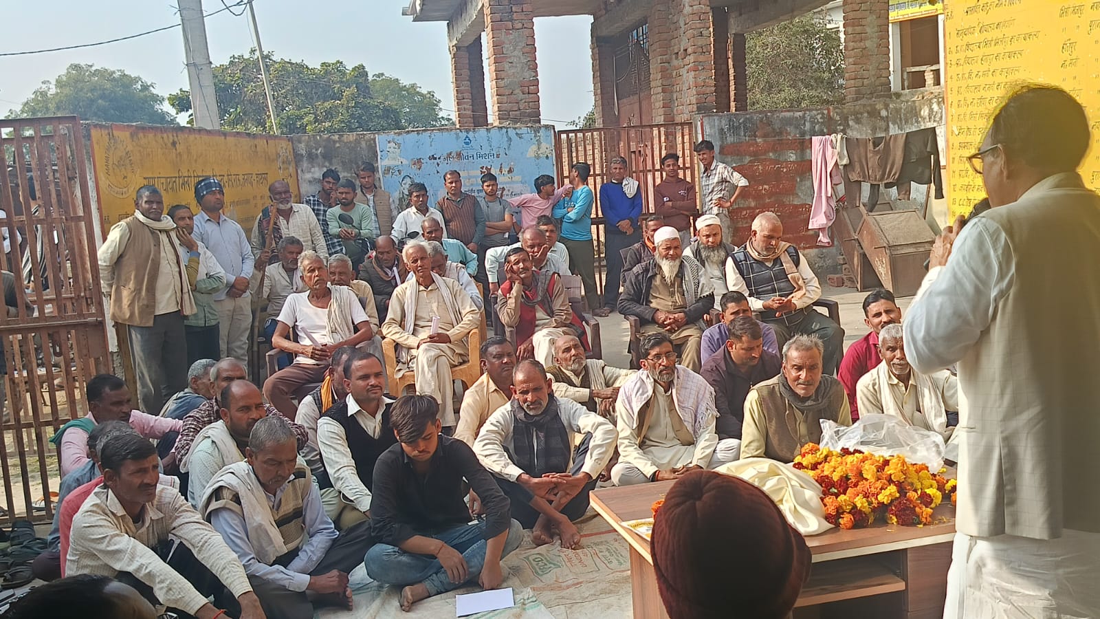 Hathras News:ट्रामा सेंटर की मांग को लेकर हस्ताक्षर अभियान को मिला भारी समर्थन तीसरे दिन भी गांव-गांव उमड़ा जनसैलाब