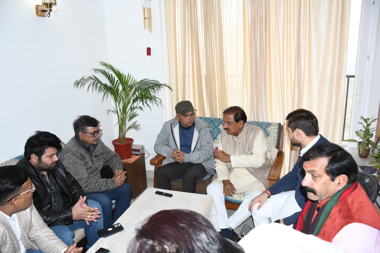 Noida News:सांसद डॉ. महेश शर्मा ने मृतक युवराज मेहता के  पीड़ित परिवार से की मुलाकात