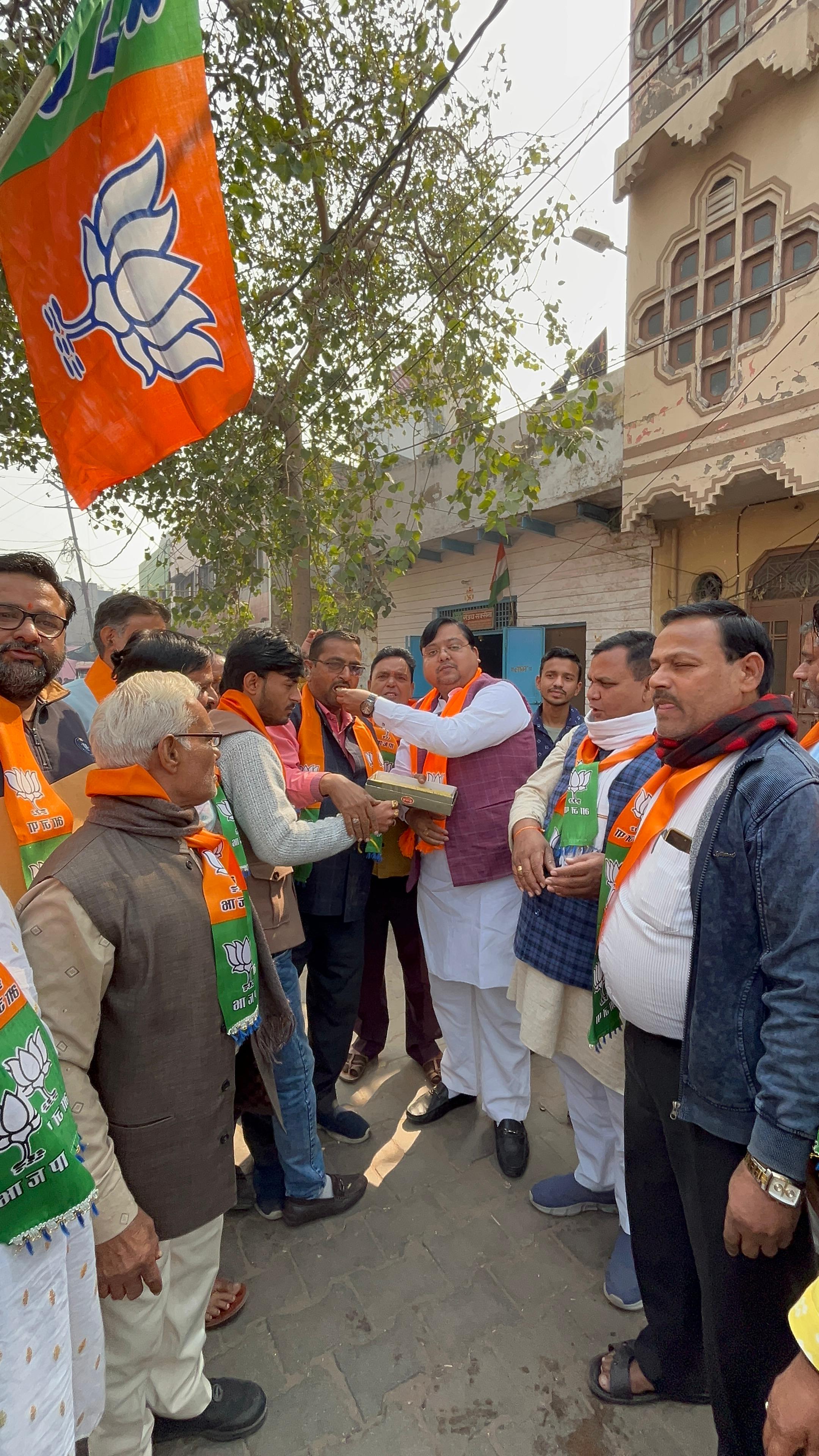 Hathras News:बिहार में गठबंधन की प्रचंड जीत पर भाजपा कार्यकर्ताओं ने मनाया उत्सव