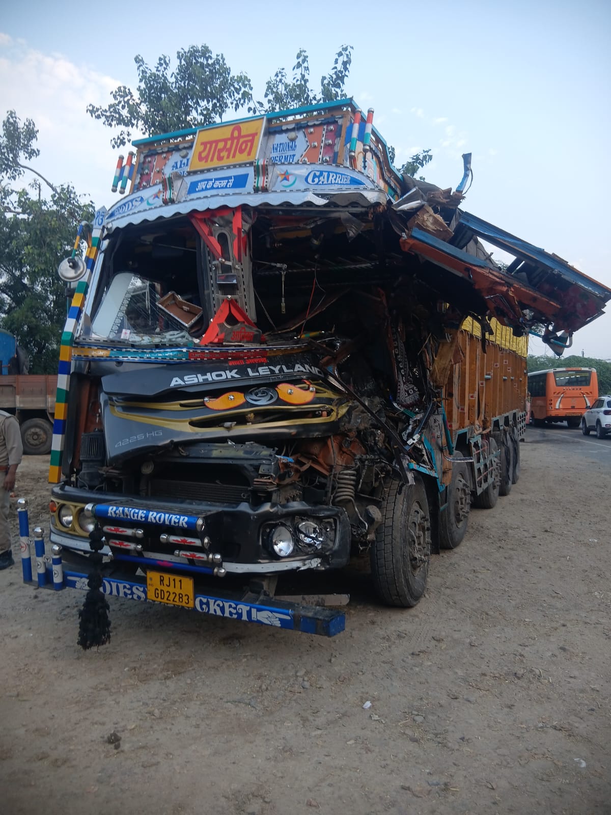 Hathras News:खडे ट्रक में पीछे से ट्रक ने मारी टक्कर दो की मौत