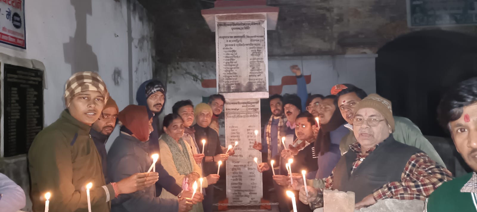 Mainpuri News:व्यापारियों ने वीर शहीदों को दी श्रद्धांजलि कैंडल मार्च निकालकर शहीद स्मारक पर दीपक जलाएं