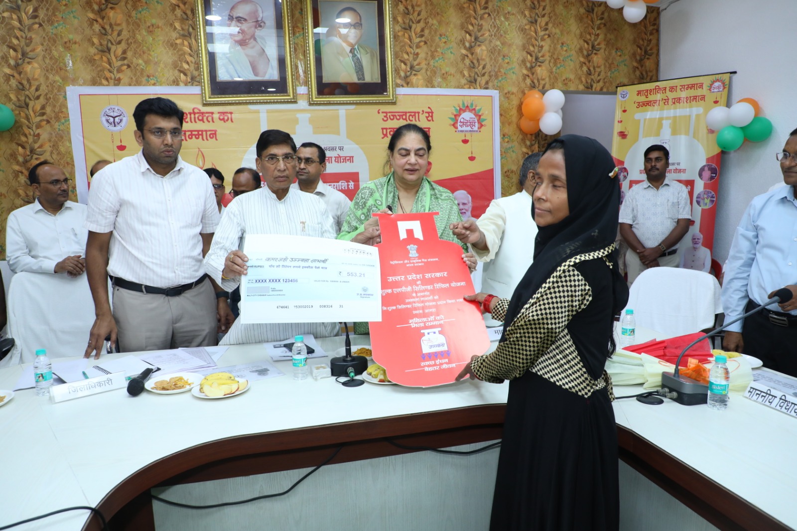 Agra News:दीपावली से पहले महिलाओं के चेहरों पर आई मुस्कान, मुख्यमंत्री योगी ने 2.82 लाख उज्ज्वला लाभार्थियों के खातों में भेजी सब्सिडी