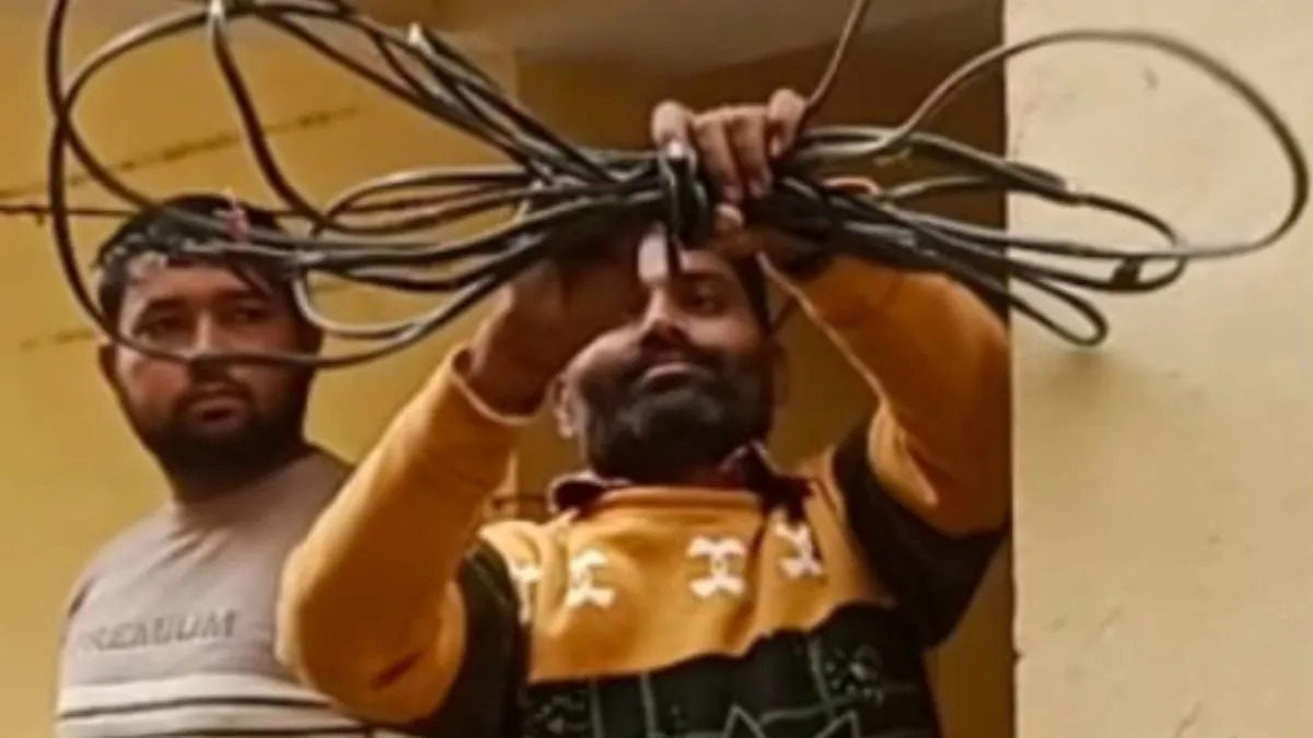 Mainpuri News:तहसील में बिजली चोरी रोकने निकलीं एसडीएम करहल, तहसील के कर्मचारियों के आवासों में पकड़ी बिजली चोरी