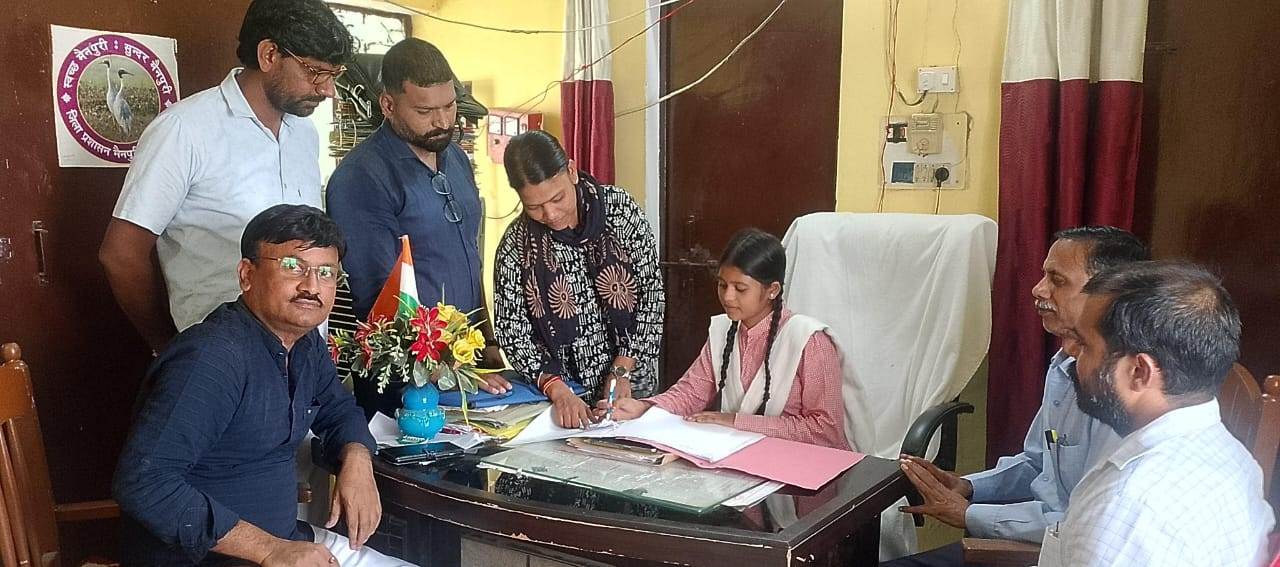 Mainpuri News:एक दिन के लिए बीईओ बनीं छात्रा नेहा राजपूत