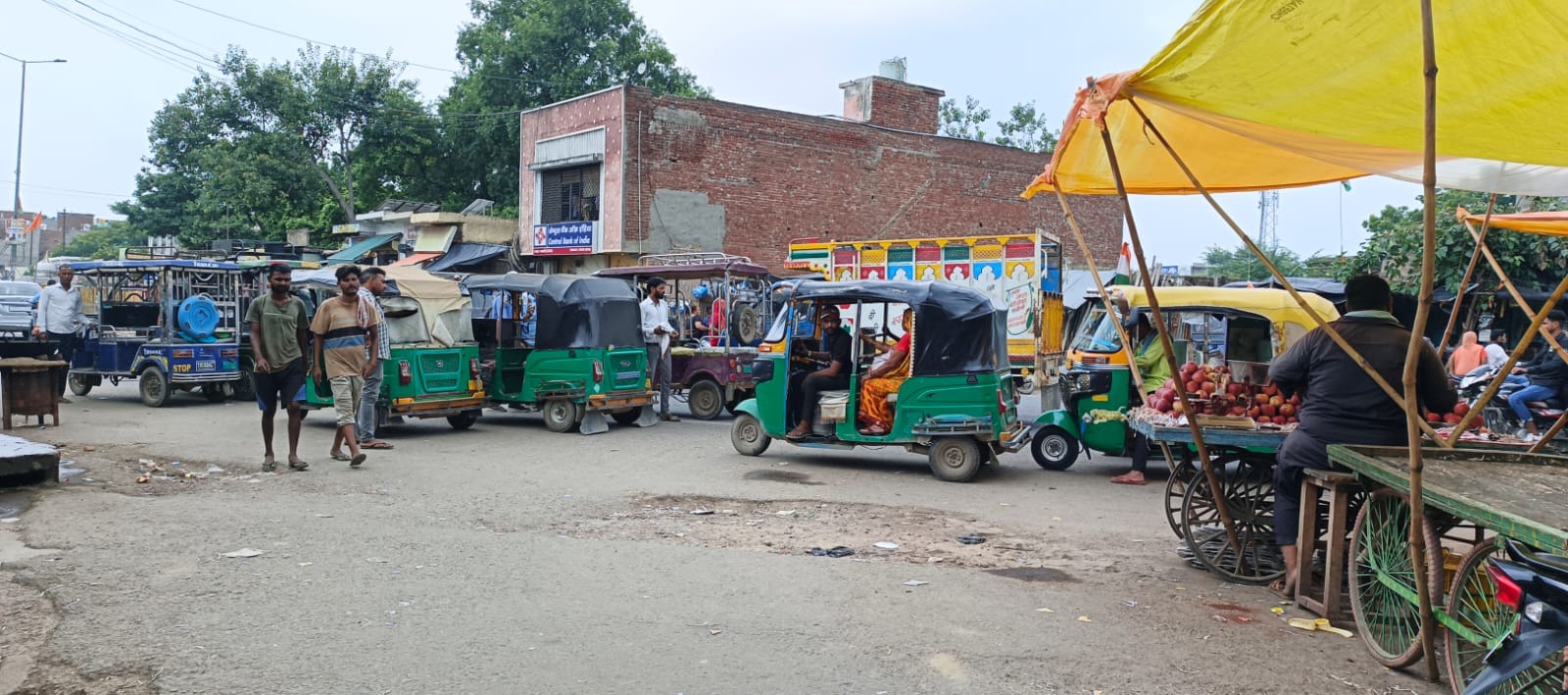 Hathras News:दबंग आटो चालक कर देते बाजार जाने का मार्ग बंद