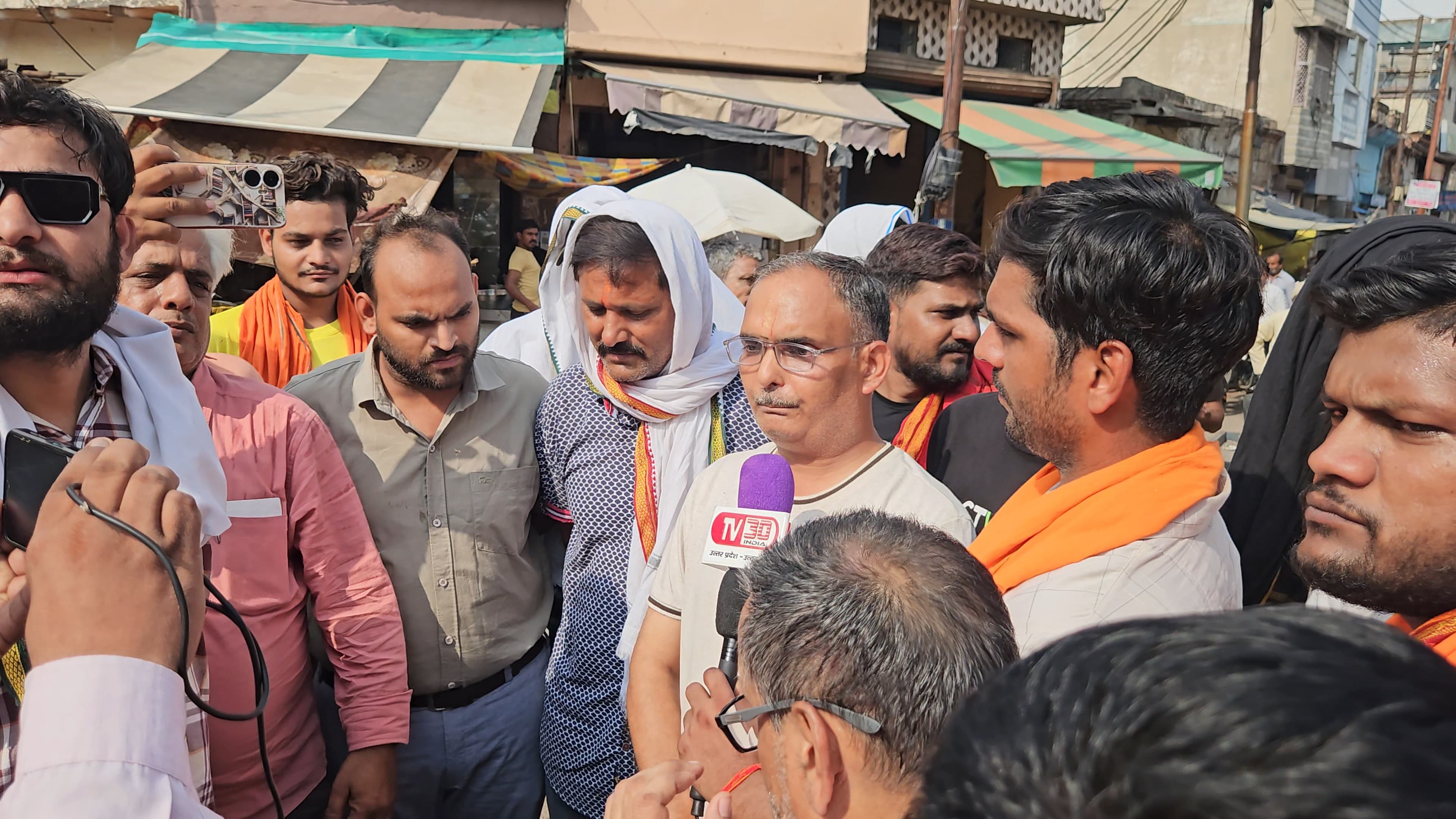 Hathras News:किला खाई में अवैध कनेक्शन के विरोध में विहिप-बजरंग दल का चक्का जाम, प्रशासन को दी चेतावनी