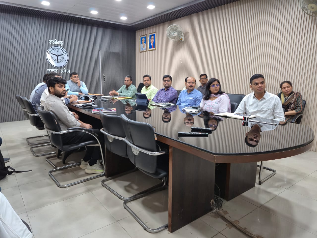 Aligarh News:मुख्य निर्वाचन अधिकारी नवदीप रिणवा  ने निर्वाचन अधिकारियों के साथ की वर्चुअल बैठक