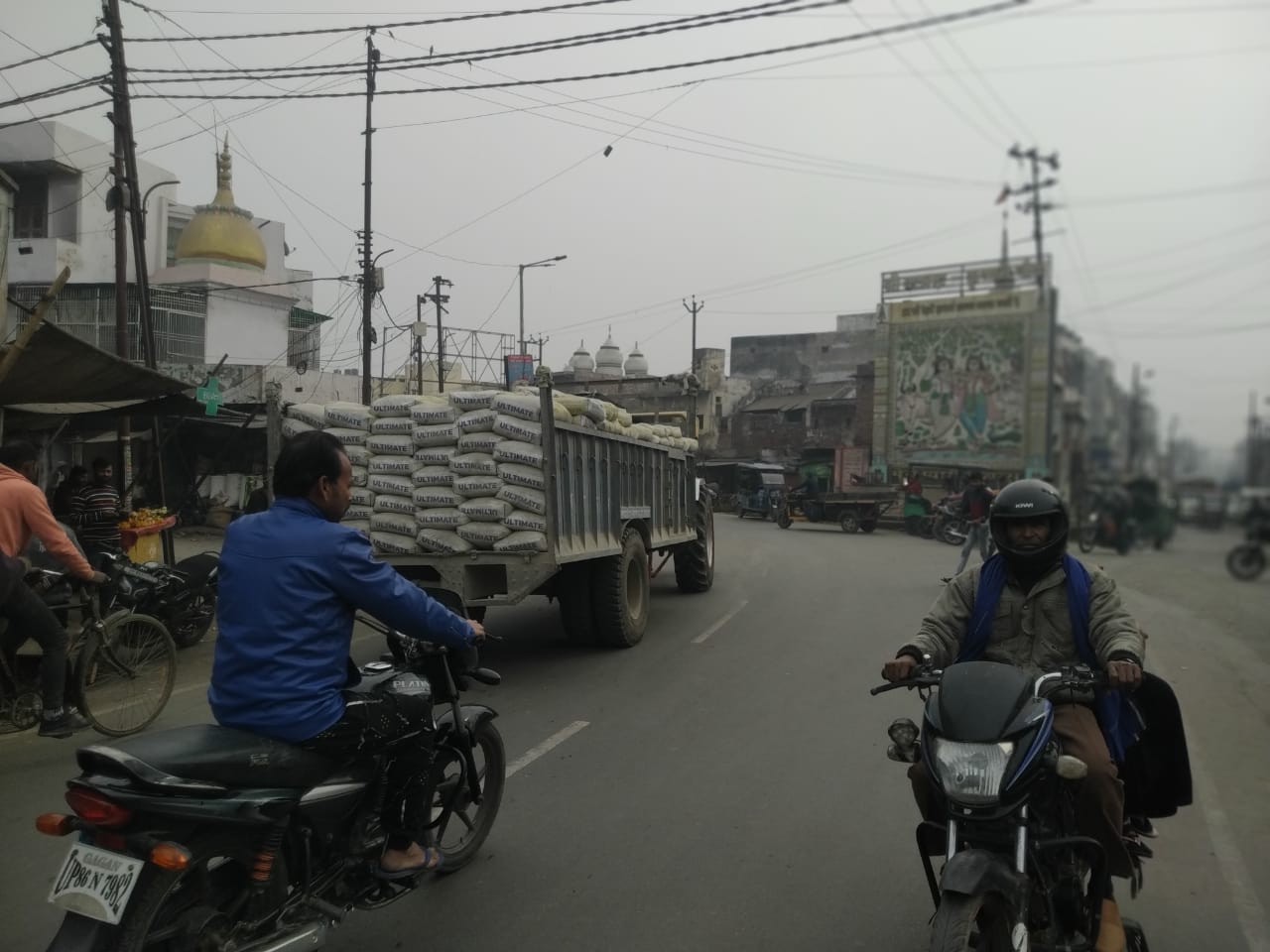 Hathras News:कृषि ट्रैक्टर-ट्रॉलियों का अवैध धंधा, लाखों के राजस्व की हानि