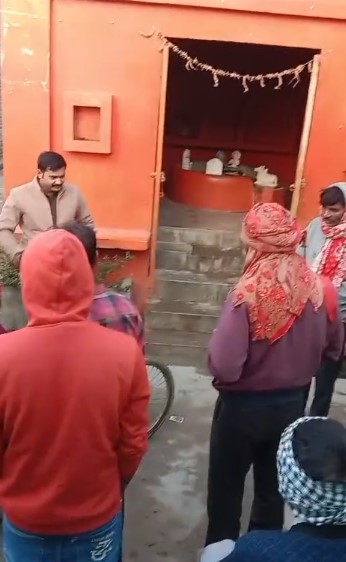 Hathras News:मंदिर से चोरों ने किए घंटा चोरी